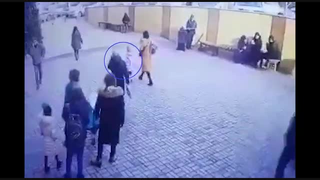 Банкоматтан акча алган аялды аңдып барып тоногонго шектелген жаран кармалды