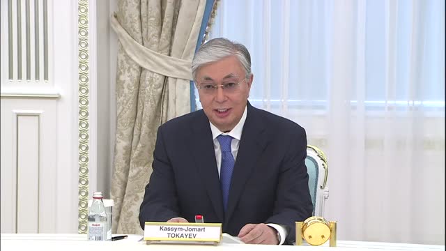 Казакстандын президенти Токаев АКШнын мамлекеттик катчысы менен жолукканда англис тилинде сүйлөгөнү талкууга алынды