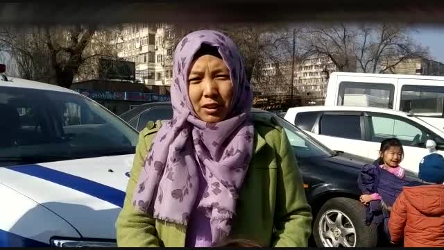 Бишкекте патрулдук милиция соода борборлордун биринен эки кыздын жоготуп алган апаларын таап берди