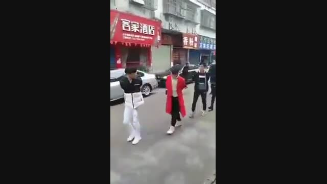 Кытайда маска кийбегендерге, тыюуга карабай көчөгө чыккандар полиция бөлүмүнө жеткирилүүдө 