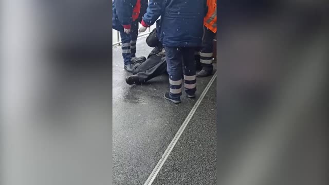 Орусияда фельдшерлер адамды асфальт менен сүйрөп барып унаага салышты