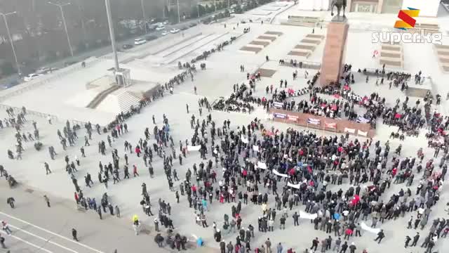 "Ала-Тоо" аянтында өтүп жаткан Садыр Жапаровду колдоо митингинин жүрүшүнө бийиктиктен көз чаптырганда
