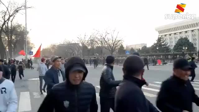 Күч түзүмдөр митингдегилерди атайын каражат менен таратканга аракет кылууда