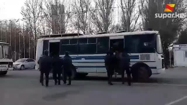 Митингдин айрым катышуучуларын милиция кармап кетүүдө