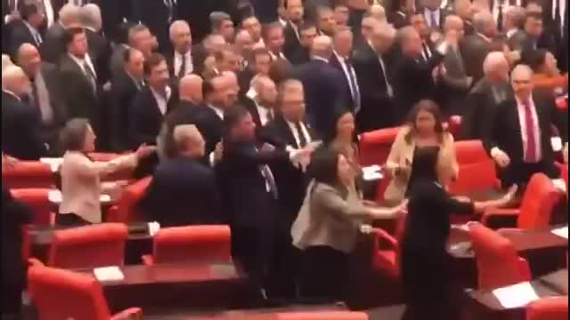 Түркия парламентинде мушташ орун алды