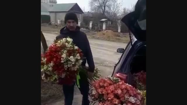 Каракол шаарынын тургуну дарыгерлерге кучак толо гүл берди