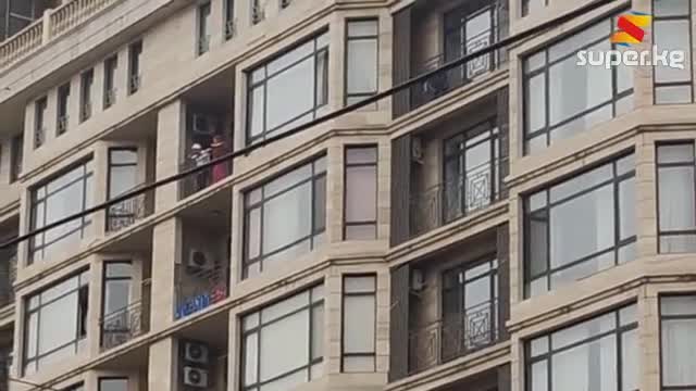 Ассоль Молдокматова балконуна чыгып концерт коюп жатат