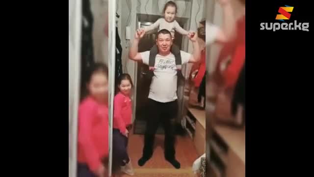 Балдарды ойнотуу менен бирге ден-соолукка пайдалуу көнүгүү жасаңыз.Аталар үчүн челлендж