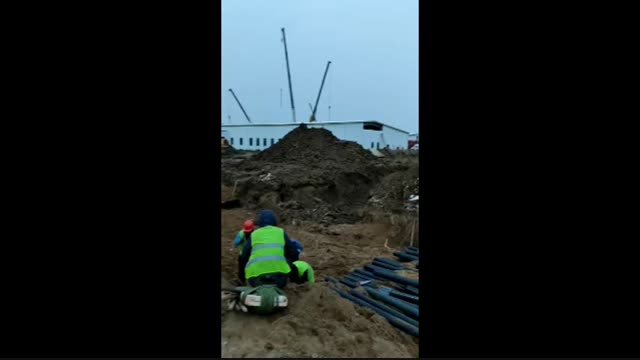 Москвада кыргыздар коронавирусту дарылаган оорукана куруп жатышат