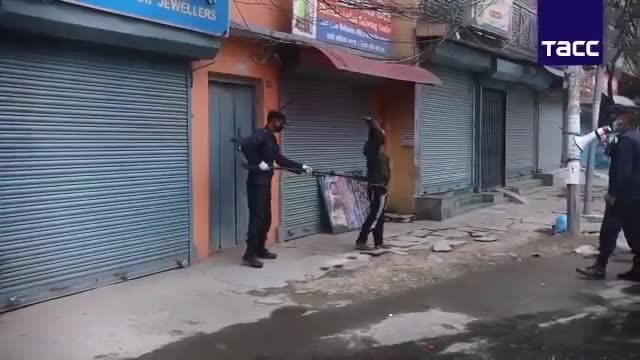  Непалда суудан өлгөн адамды алып чыкчу шаймандар карантин эрежерелин бузган жарандарга колдонунулуп жатат