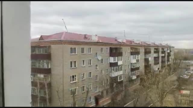Казакстанда 5 кабаттуу үйдүн чатырын шамал учуруп кетти 