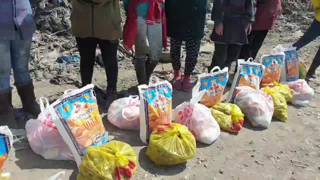 Карантинге карабай таштанды таштоочу жайда иштеген адамдар
