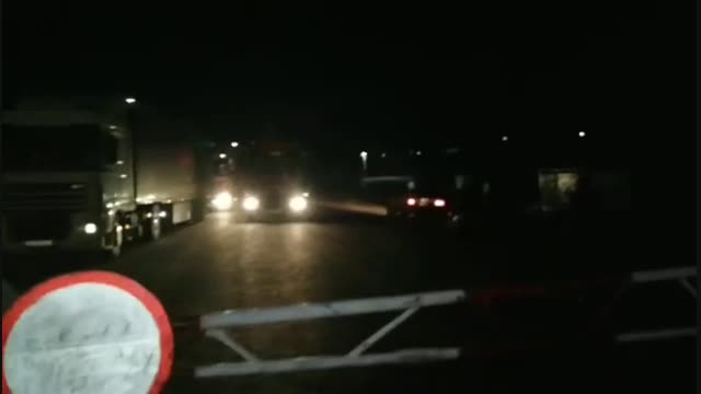 Таластагы блокпосттон айдоочу менен жүргүнчүнү өткөрбөй коюшту