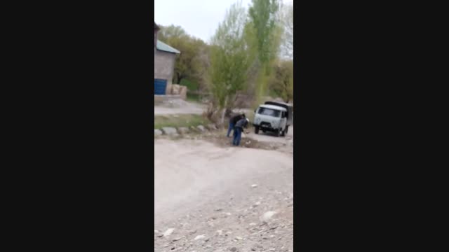 "Тажик тарап Кыргыз тараптын аймагына шагыл төгүп, жолду бууп жатат" дейт жашоочу