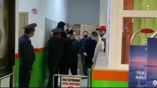 Дүкөндөгү кардарды милиция кызматкерлери күч менен кармашты