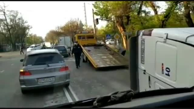 Бишкекте жеңил унаа менен кичи автобус сүзүштү