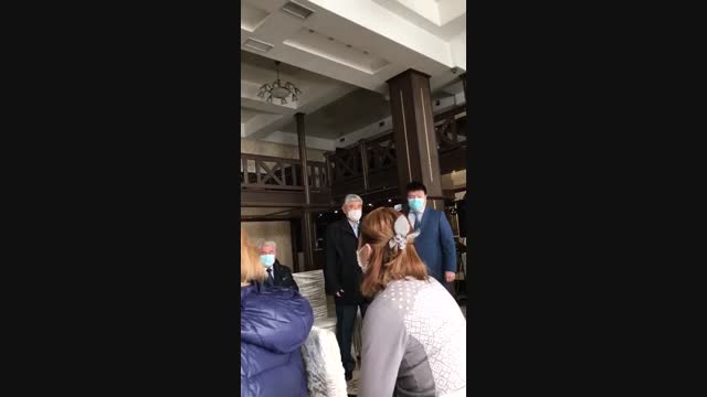  Новосибирск шаарынын администрация өкүлдөрү аэропортто кармалып турган жарандарга жолукту