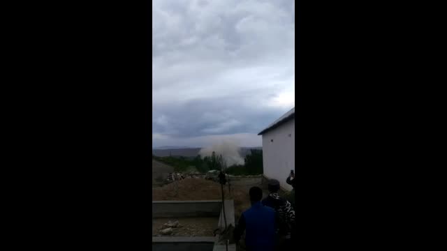 "Чек аранын чок ортосундагы үйдү өрттөп салышты". Көк-Таштык тургун аймактагы абалдын коопту экенени айтты