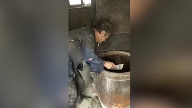 9 жылдан бери атасын издеп жүргөн адам аны видеодон көрүп калды 