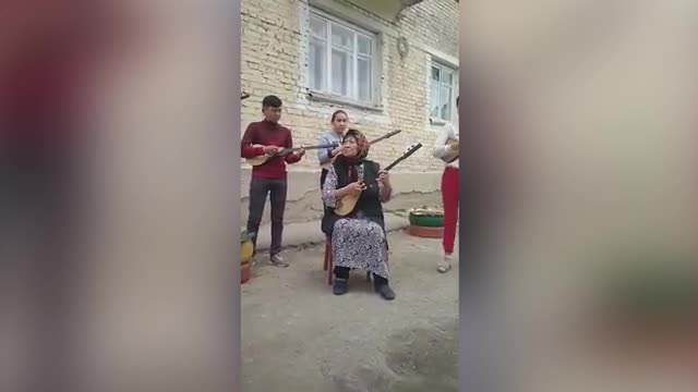 ЭЛДИК ВИДЕО: Катюшаны комузда чертип, ырдаган апанын видеосу тарады