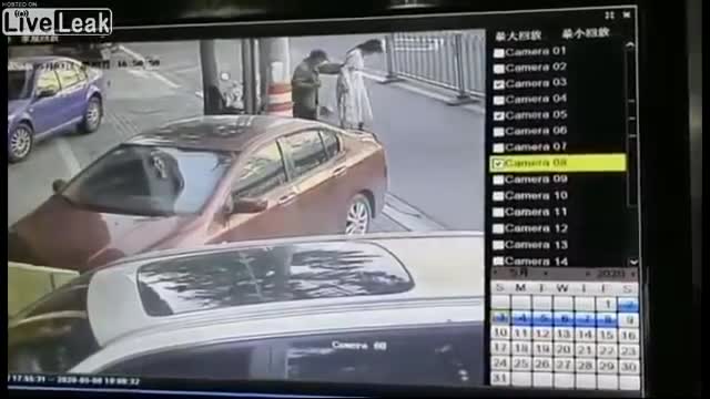 Кытайда кош бойлуу аял көчөдө төрөдү