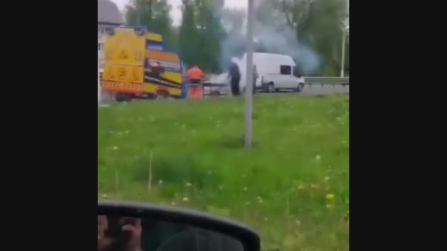 Асфальт төшөп жаткан жумушчулар тыныгуу маалында жолдун жээгинде шишкебек бышырабыз деп айыпка жыгылышты