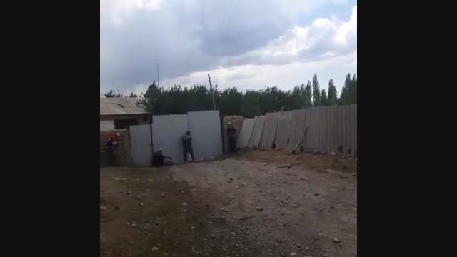 Төрт сааттан бери таш токтобой жатат. Чек арада кайрадан чыр