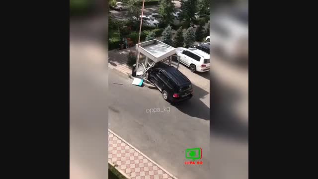 Бишкекте жол тандабастын айдоочусу күзөтчүнүн кабинасына келип, күзөт кызматкерине кол салган окуянын видеосу жарыяланды