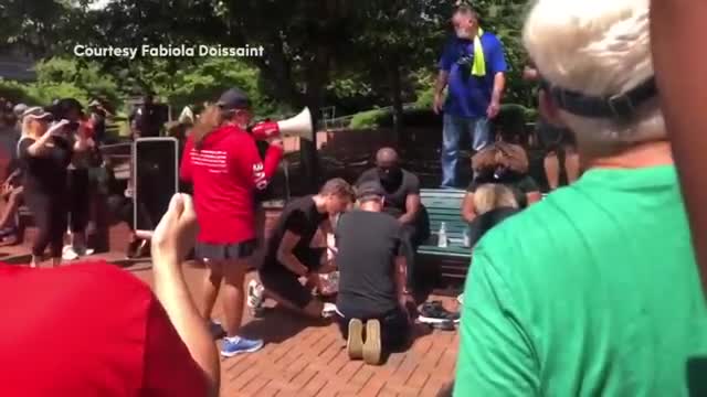 Америкада жарандар элдешүүнүн урматына теги африкалыктардын бутун жууп беришти