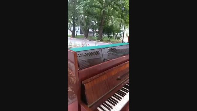 Бишкектеги "Театралдык" деп аталган гүлбакчадагы көпчүлүк чертип чер жазган пианинону талкалап кетишти