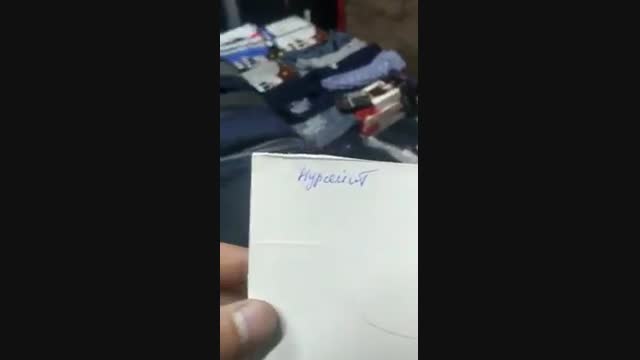 ЭЛДИК ВИДЕО: "Шайлоого өз ручкаңар менен келгиле". Эркек кишинин баракка жазылган сөздү тамеки күйгүзгүч менен өчүрүп койгондогу видеосу тарады