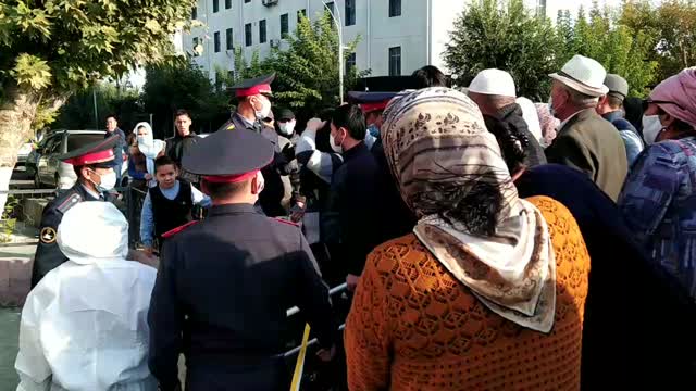 Ош шаардык мэриясынын алдындагы шайлоо участогунда элдин узун кезеги орун алды