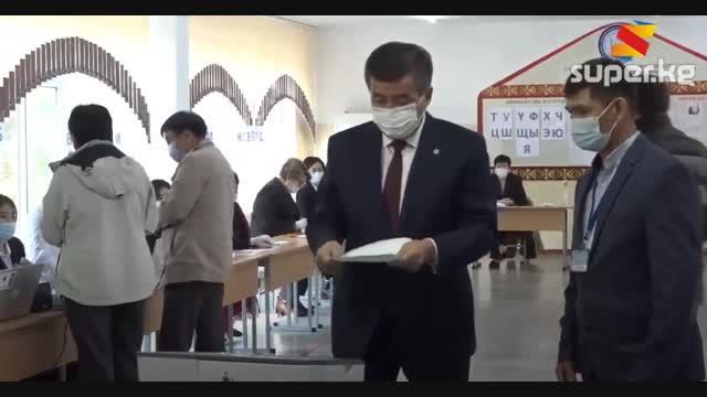 Өлкө башчы Сооронбай Жээнбековдун шайлоо бюллетени урнага тушпөй такалып калды