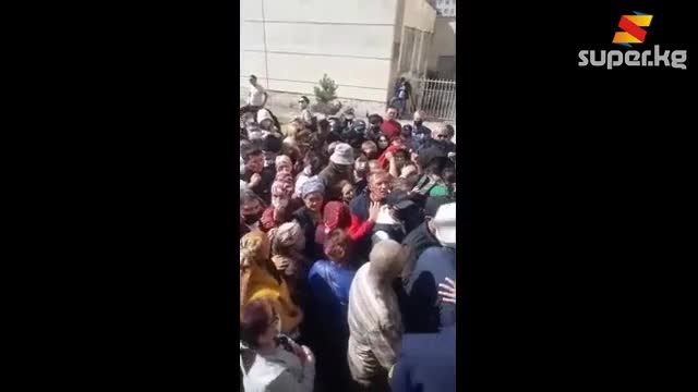 "8ден бери турабыз". Бишкектеги №1064 шайлоо участкасында шайлоочулар кезек талашууда 