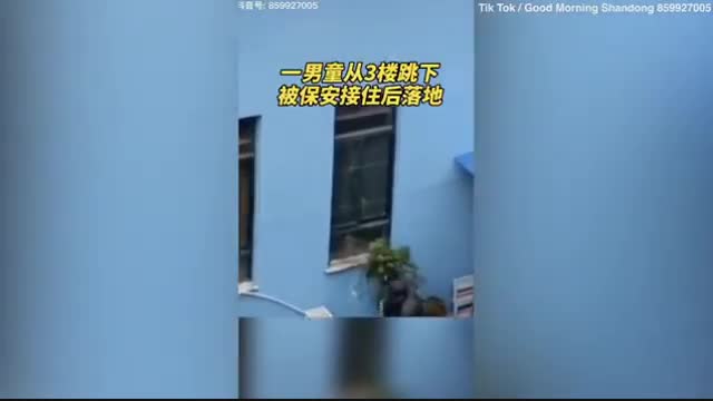Кытайда бала бакчанын кароолчусу үчүнчү кабаттан секирген баланы куткарып калды