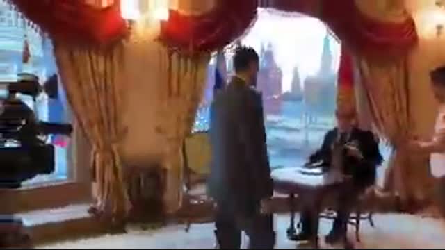 Адахан Мадумаровдун Кремлде кимдир-бирөө менен жолугушууга даярданып жаткандагы видеосу тарады