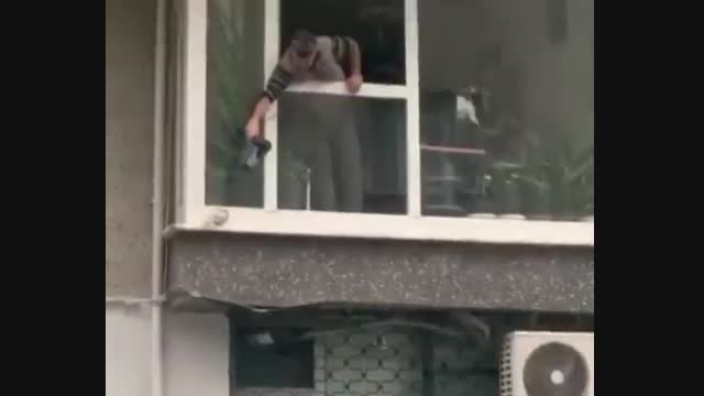Түркияда сууктан тоңуп калган көгүчкөндү куткарган адамдын видеосу интернетке тарады 