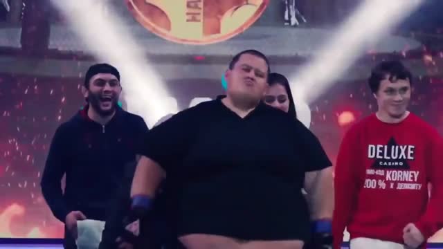 UFC уюмуна катышуу үчүн мушкер айым 240 килограмм болгон эркекти нокаутка учуратты