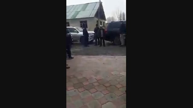 Садыр Жапаров Жети-Өгүз районунун Саруу айылына кудалыкка барды