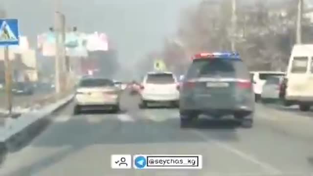 Эреже бузган айдоочуну токтотууга аракет кылып жөө чуркаган патруль