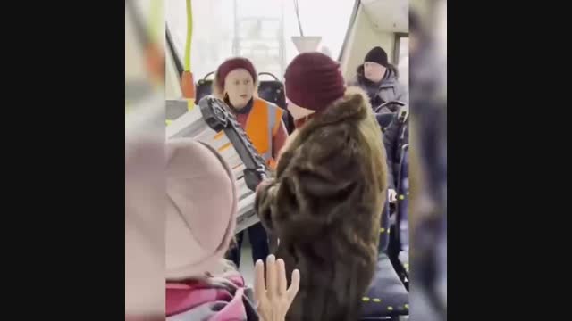 Колуна отургуч көтөрүп алып троллейбуска кирем деп тополоң чыгарган аял