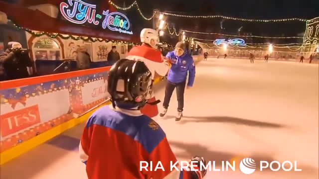 Путин 9 жаштагы баланын кыялын орундатып, аны менен Кремлде хоккей ойноду