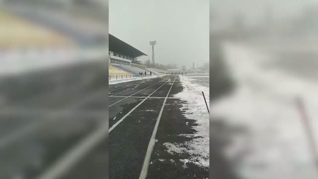 Ош ИИМдин Патрулдук кызматына талапкерлер кардын үстүндө көнүгүүлөрдү жасап сынак тапшырышууда