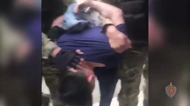 Кара-Сууда 57 жаштагы жаранды колу бутун скотч менен байлап, сабап акчасын карактап кеткен кылмыштуу топ кармалды