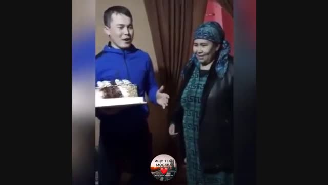 Апасын торт менен бетине чапкан жигит