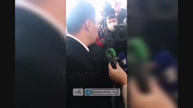 Жаран Жапаровдун колун өбүүгө аракет кылды