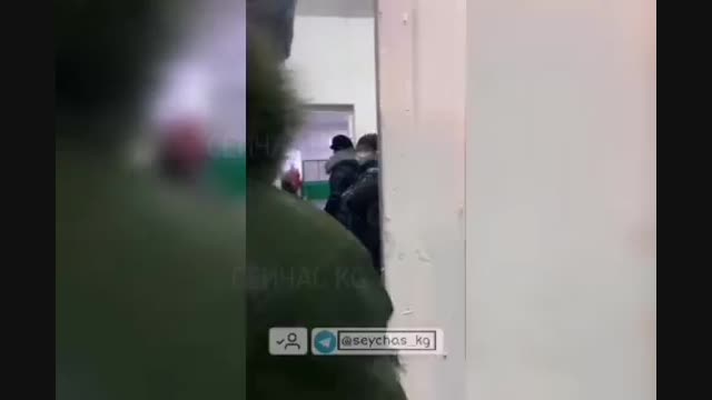 УИК №1153 (Тунгуч) шайлоо тилкесинде 10 минутадай шайлоочуларды свет жок деп киргизбей турушту