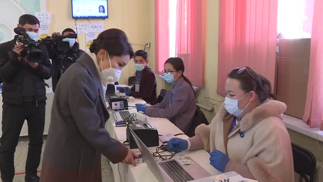 Элвира Сурабалдиева шайлоого катышты