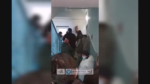 Көк-Жар кичи районундагы №1146 шайлоо тилкесинде шайлоочулар 40 мүнөттөн бери кезек күтүшүүдө