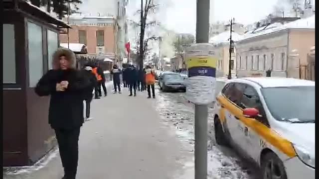 "Суукка карабай кезек күтүп добуш берүүдө". Кыргыз жараны Орусиядагы шайлоону чагылдырды